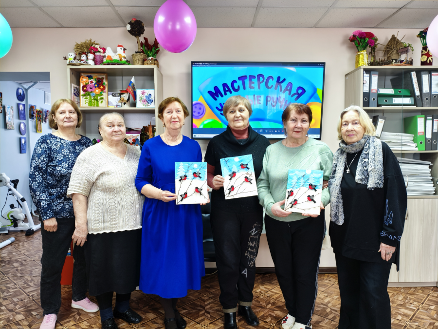 Выставкой работ получателей социальных услуг "Зимняя фантазия", завершается серия зимних мастер - классов